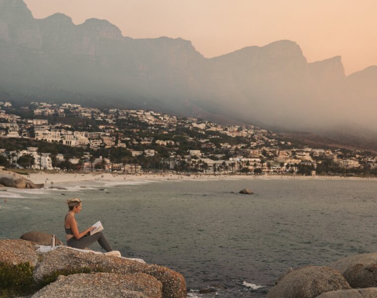 Zaljubljeni u sebe Jednom nogom vanka..., woman in gray tank top sitting on rock formation