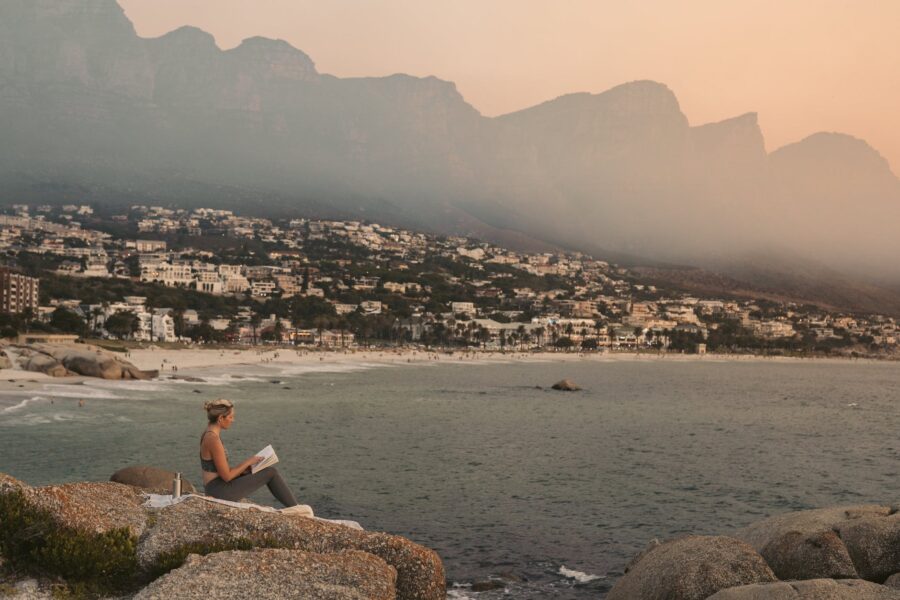 Zaljubljeni u sebe Jednom nogom vanka..., woman in gray tank top sitting on rock formation
