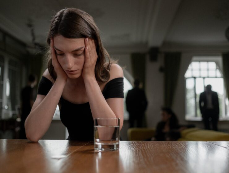 boli Strah, woman crying on a wooden table