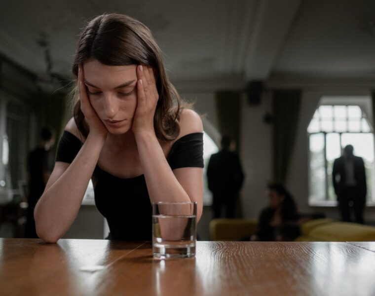 boli Strah, woman crying on a wooden table