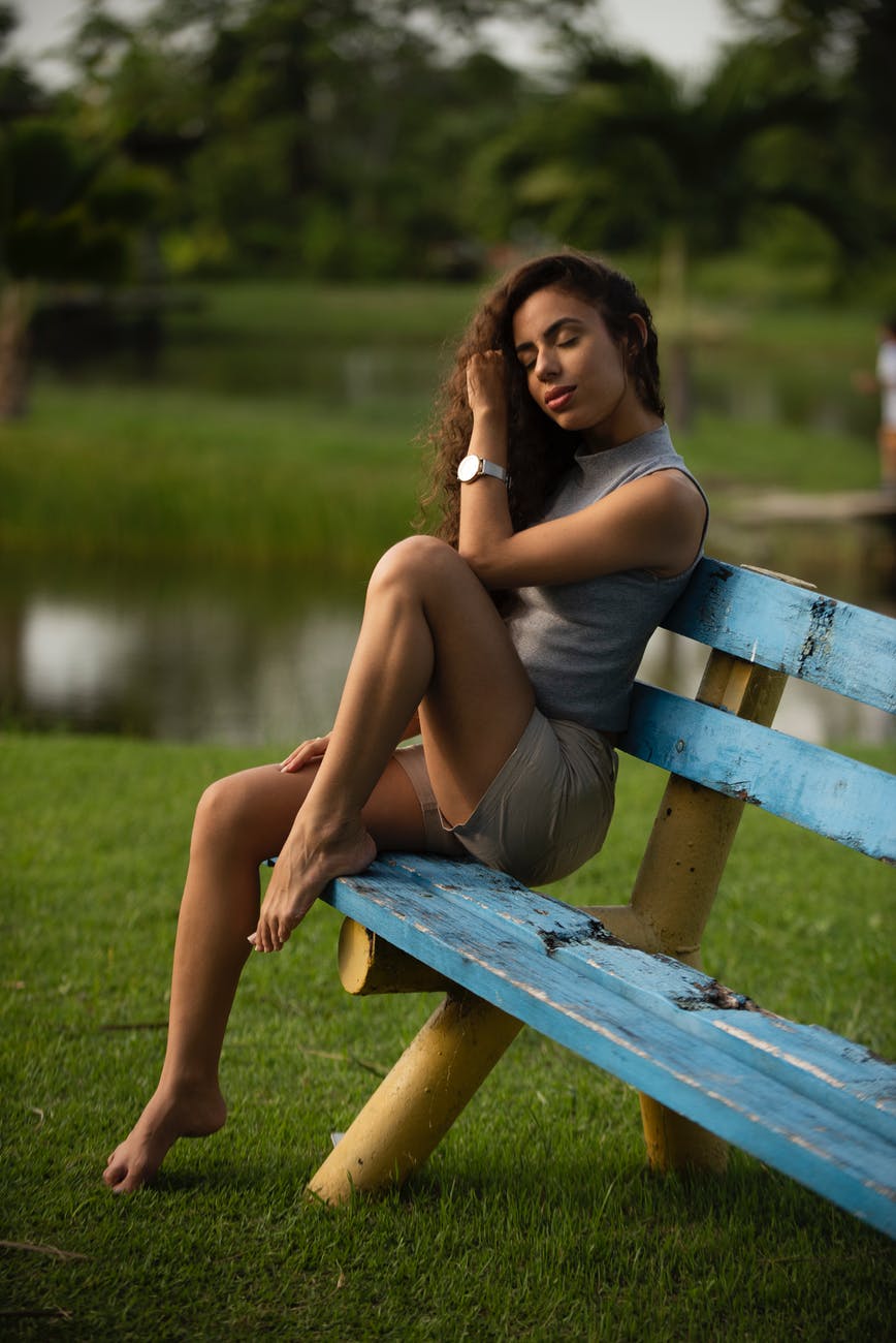 Nemoj ići do "koske"

a woman in gray tank top sitting on wooden bench