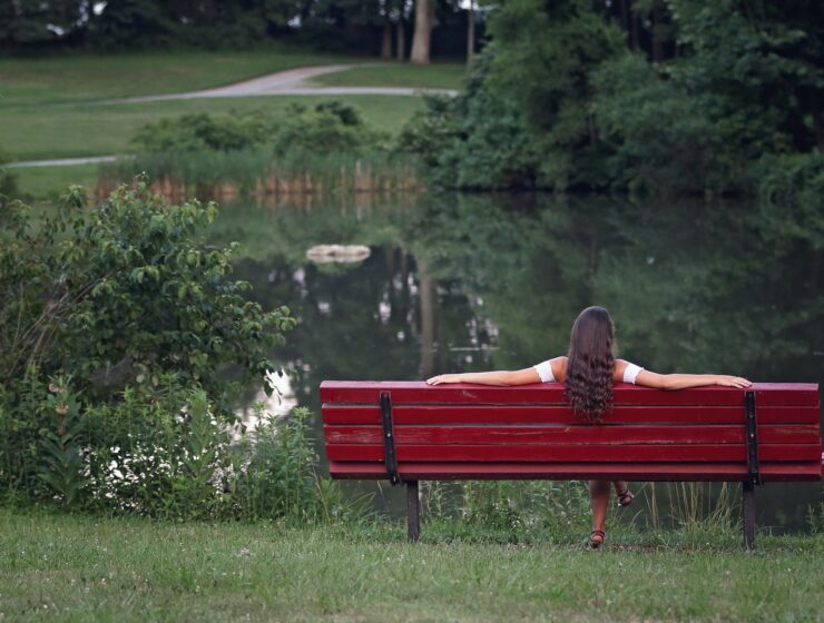 horoskop za srpanj Financijski horoskop Nemoj ići do "koske", photography of woman relaxing on bench
