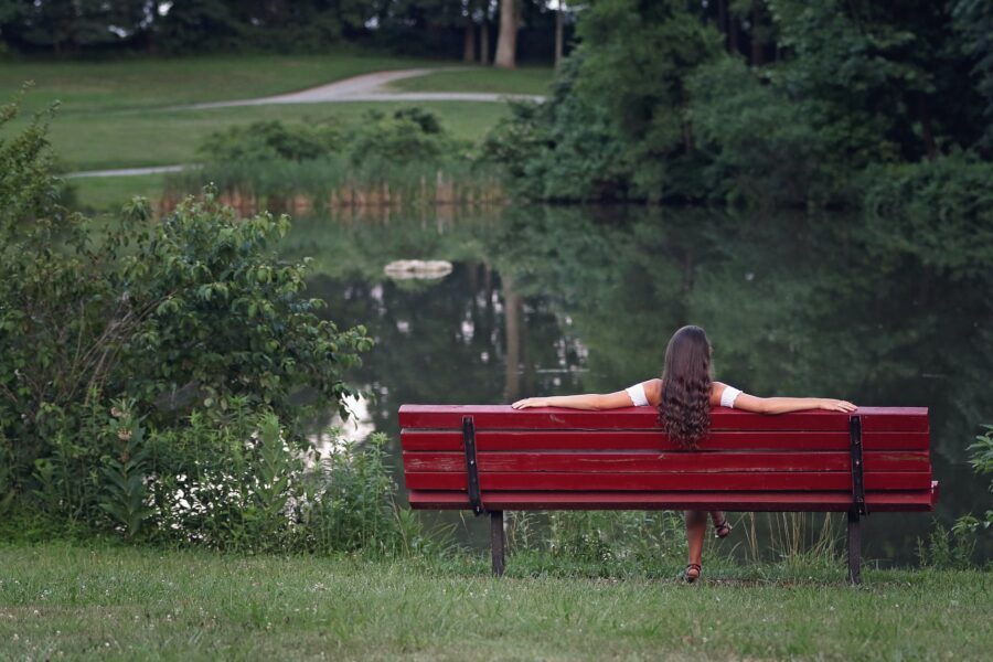 horoskop za srpanj Financijski horoskop Nemoj ići do "koske", photography of woman relaxing on bench