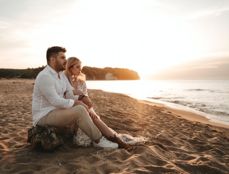 Stižu nove romanse Kome kolovoz donosi vezu za cijeli život? bride and groom on beach at sunset