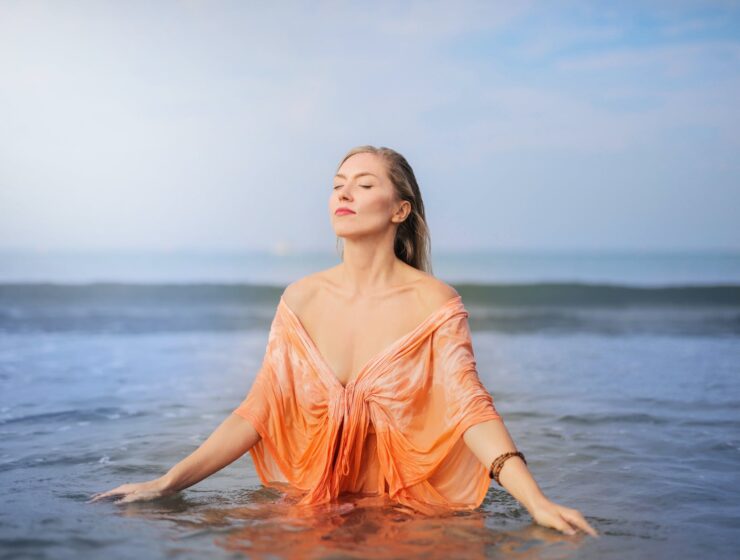 Retrogradni Pluton u Vodenjaku! , Otkad vjerujem sebi, photo of woman in orange top standing in body of water with her eyes closed