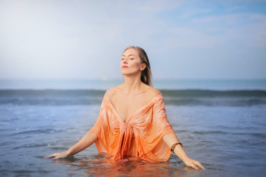 Retrogradni Pluton u Vodenjaku! , Otkad vjerujem sebi, photo of woman in orange top standing in body of water with her eyes closed