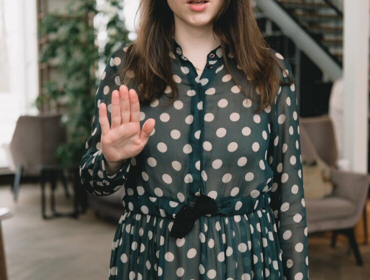zlostavljanje Ne mogu, Postavi granicu, crop feminine woman showing stop gesture in modern apartment