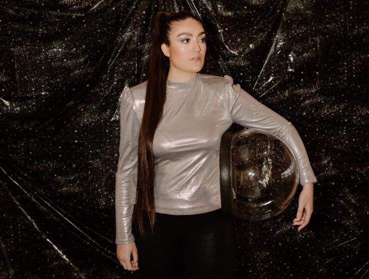 vladavina Blizanaca, retrogradni Saturn u Vodenjaku, woman in white long sleeve shirt and black pants standing on black surface