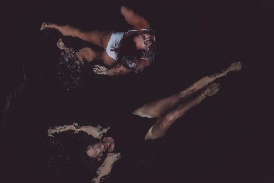 duša dušu prepoznaje, two women swimming in water