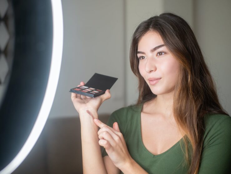 Izgubljena bitka, a woman vlogging