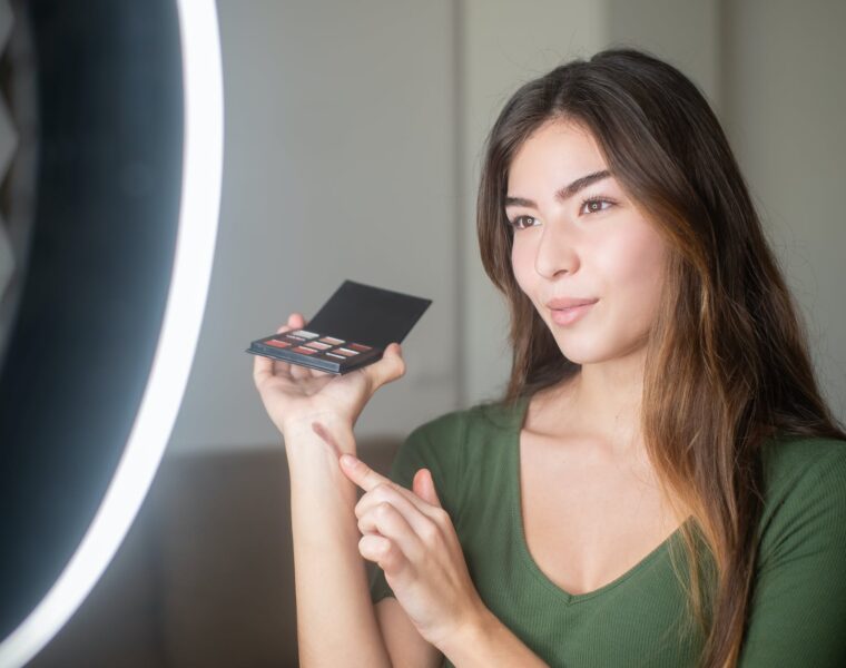 Izgubljena bitka, a woman vlogging