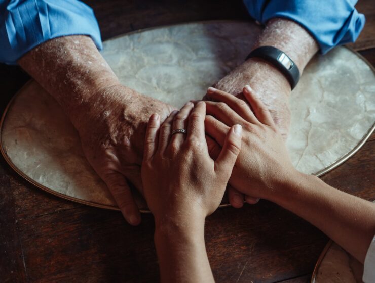 empatija, a close up shot of people holding hands