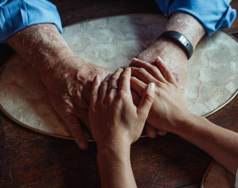 empatija, a close up shot of people holding hands