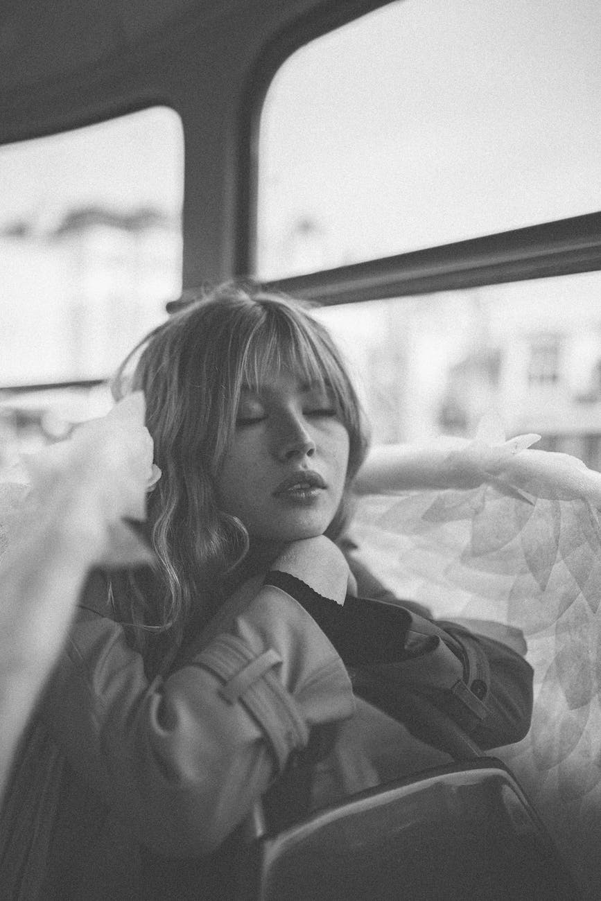 Anđeli čuvari i srodne duše


fair hair woman with white angel wings sitting in city bus with eyes closed