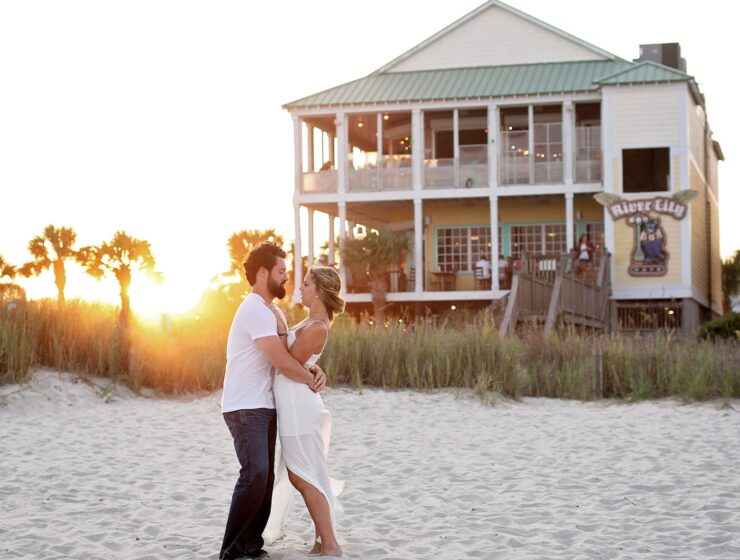 Ljubav briše svaku stigmu Retrogradni Merkur, man and woman hugging each other