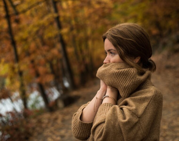 Tamna strana empatije Žena po uzoru patrijarhata, ljudi koji ne znaju voljeti, a woman in brown sweater
