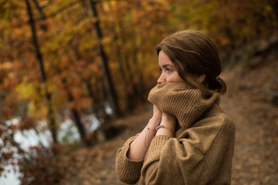 Tamna strana empatije Žena po uzoru patrijarhata, ljudi koji ne znaju voljeti, a woman in brown sweater