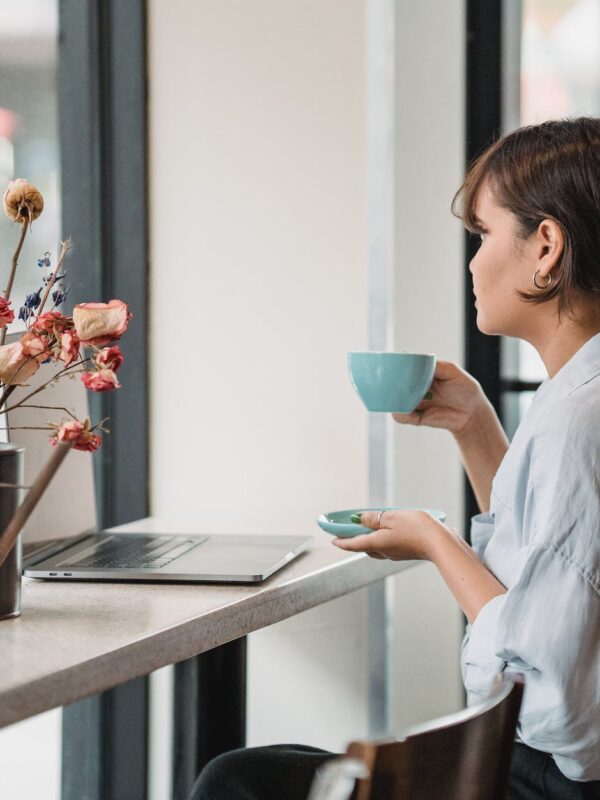 Nismo bili jedno za drugo, brunette woman enjoy coffee in cafe