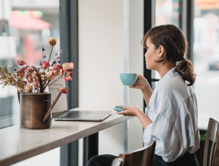 Nismo bili jedno za drugo, brunette woman enjoy coffee in cafe