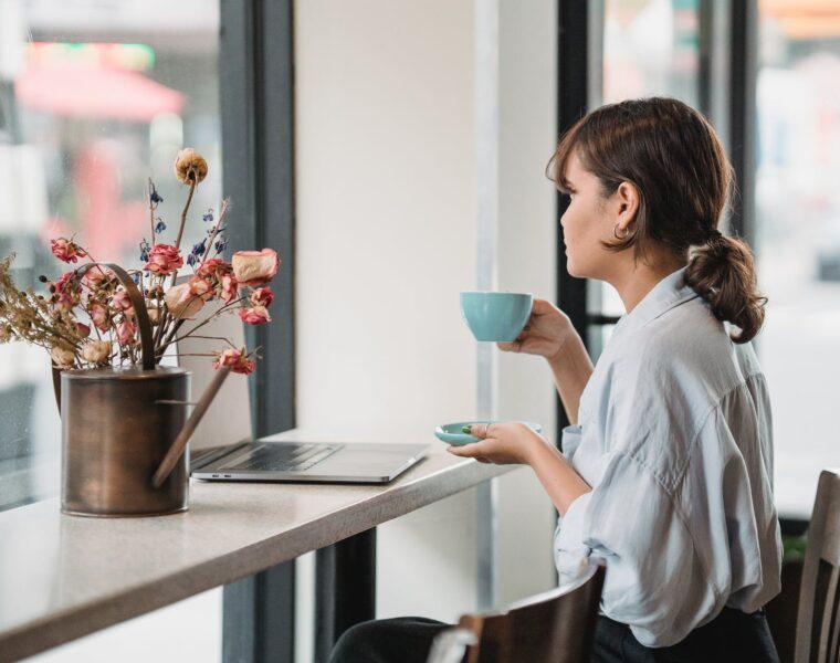 Nismo bili jedno za drugo, brunette woman enjoy coffee in cafe