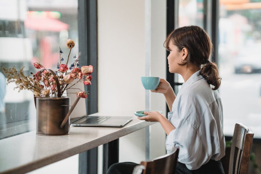 Nismo bili jedno za drugo, brunette woman enjoy coffee in cafe