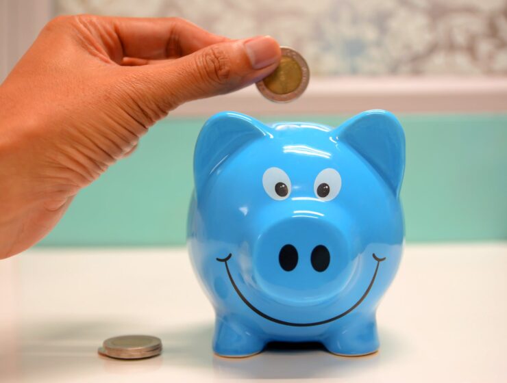 Horoskop obilja za lipanj, Merkur u Biku Energija obilja obilje u 2023., Novčani horoskop za rujan, person putting coin in a piggy bank