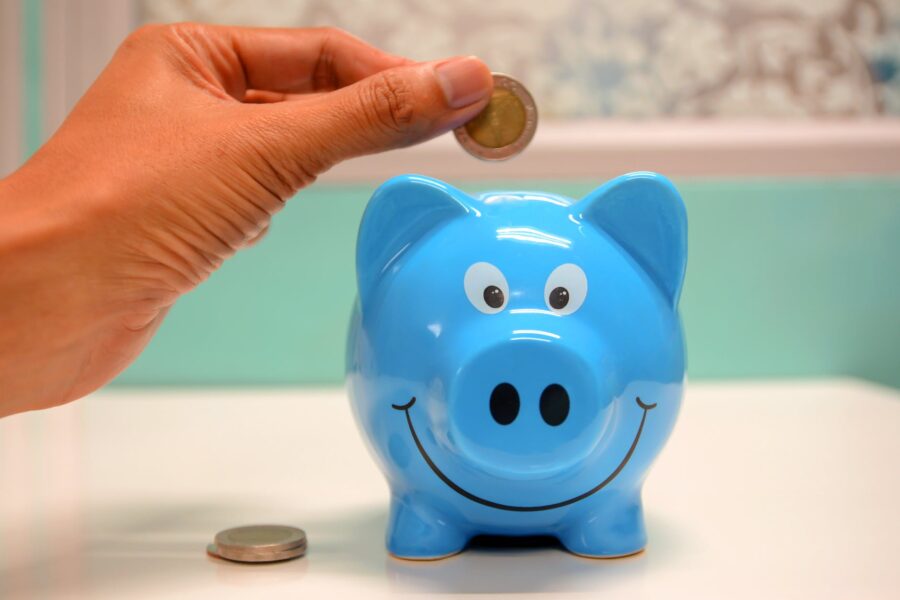 Horoskop obilja za lipanj, Merkur u Biku Energija obilja obilje u 2023., Novčani horoskop za rujan, person putting coin in a piggy bank