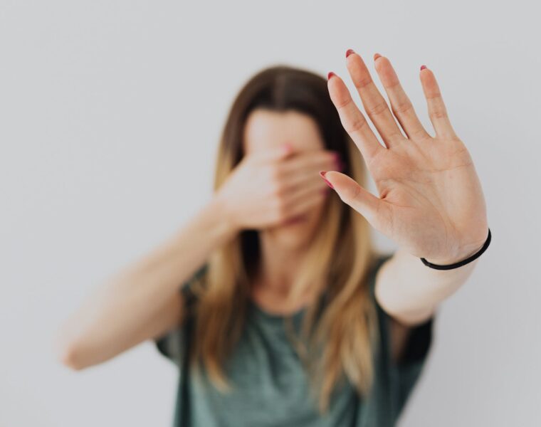 Zlostavljanje kultura femicida Iza iluzije, woman covering her face with her hands