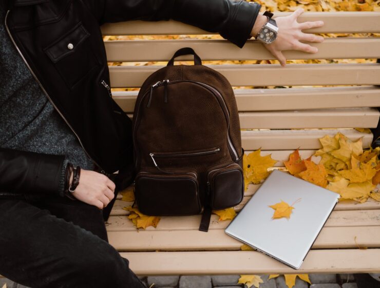 Astro prognoza za jesen, person sitting on a wooden bench