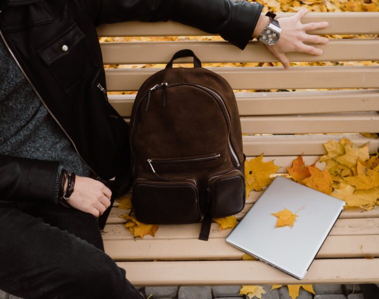 Astro prognoza za jesen, person sitting on a wooden bench