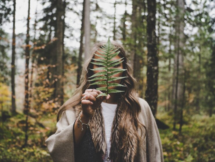 Pogrešno vrijeme ima tih dana Oslobođenje od krivnje, Odbaci okove izvanjskog, woman standing at woods holding green plant