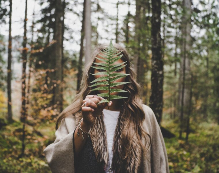 Pogrešno vrijeme ima tih dana Oslobođenje od krivnje, Odbaci okove izvanjskog, woman standing at woods holding green plant
