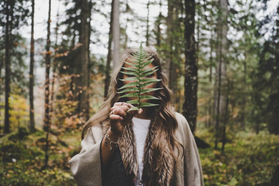 Pogrešno vrijeme ima tih dana Oslobođenje od krivnje, Odbaci okove izvanjskog, woman standing at woods holding green plant