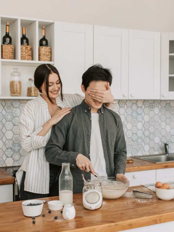 zadnji put - prvi put, woman covering the eyes of man while cooking
