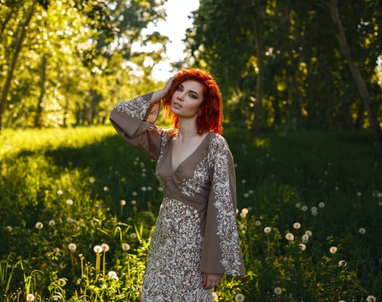 Ako si snažna žena, woman wearing a dress standing in a field