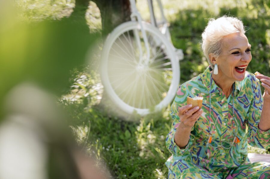 Biti sebi najjače uporište, elderly woman eating bread