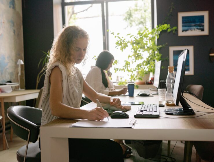 ti to ne možeš, two beautiful womensitting at table with computers