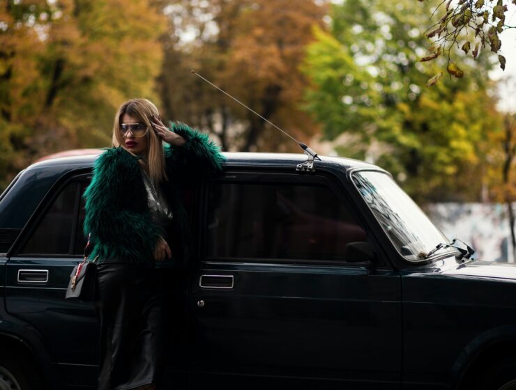 Ako se ne trudi Vladavina Škorpiona, woman leaning on car surrounded trees