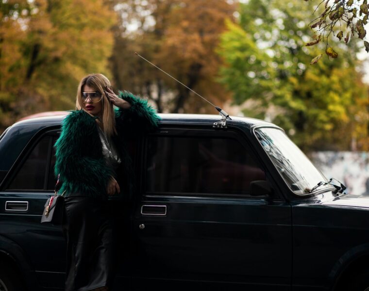 Ako se ne trudi Vladavina Škorpiona, woman leaning on car surrounded trees