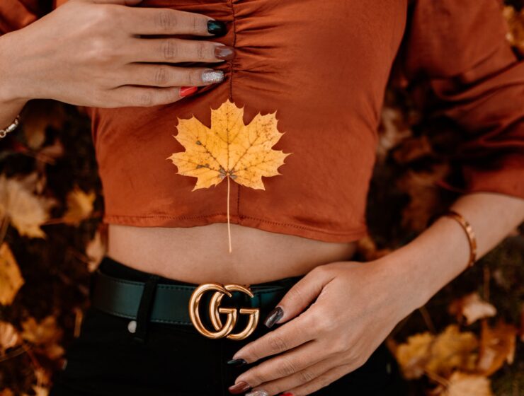Veliki Stellium u Biku Ili se razumijemo ili ne Mjesečni horoskop za listopadm, close up of woman lying in autumn leaves