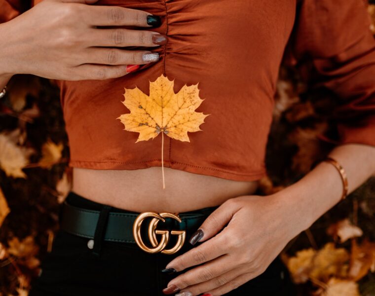 Veliki Stellium u Biku Ili se razumijemo ili ne Mjesečni horoskop za listopadm, close up of woman lying in autumn leaves