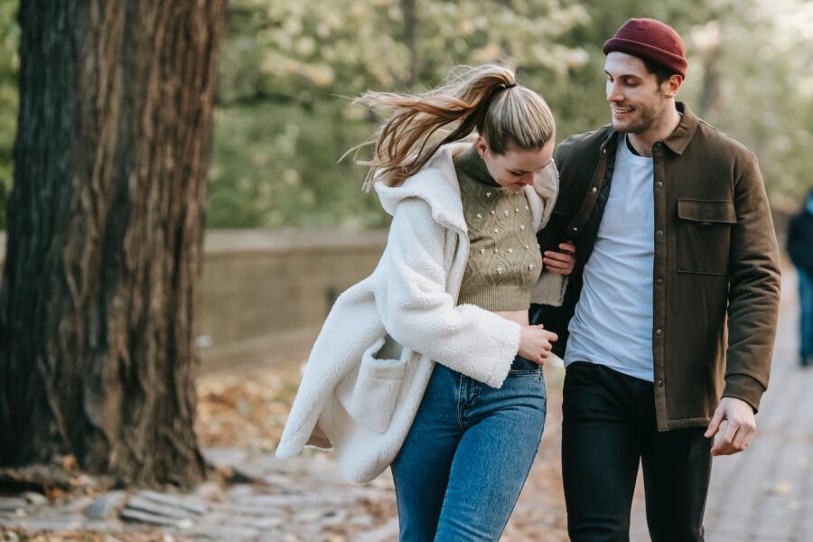 on se neće promijeniti dolazi im ljubav Venera u Raku Filozofija ljubavi, positive couple walking in park in autumn
