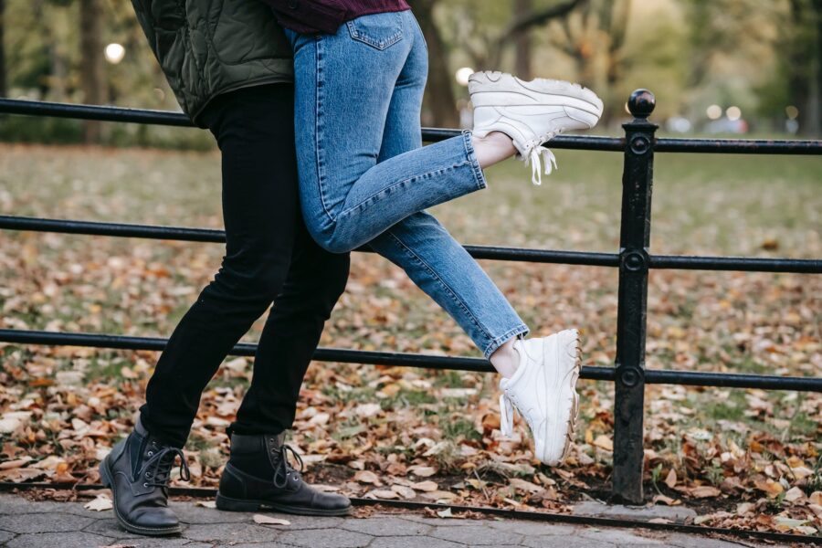 on se neće promijeniti Venera u Raku faceless couple hugging in park in autumn