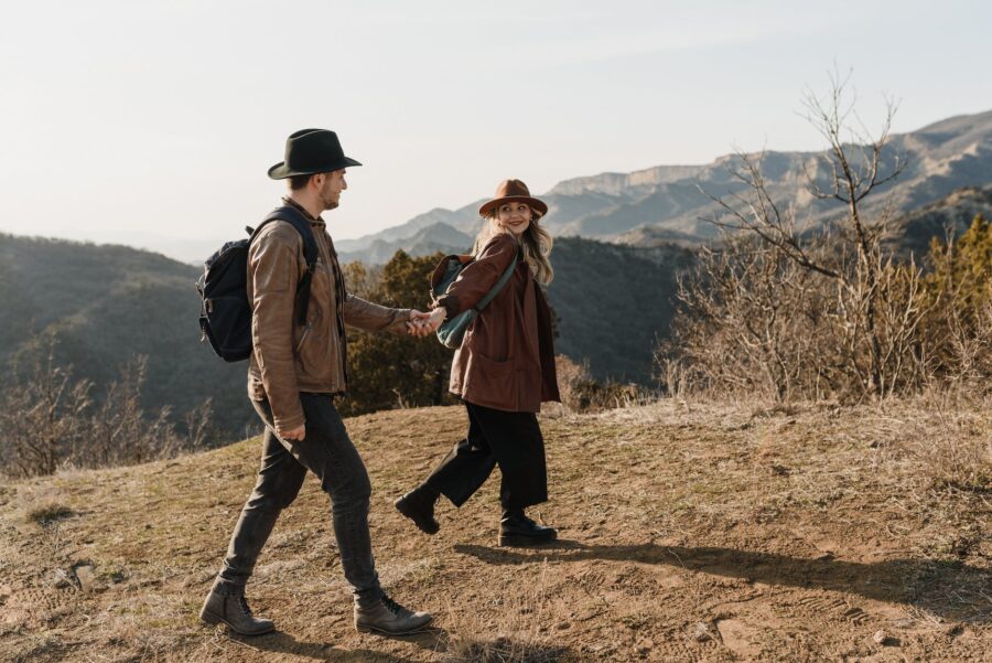 mala tajna čarolija ljubavi Jeste li empat Kratki love horoskop Svoju priču pišeš ti, couple walking holding hands
