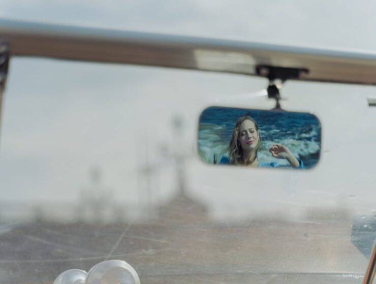 Vrijeme Najbolje godine, view in boat mirror of happy woman