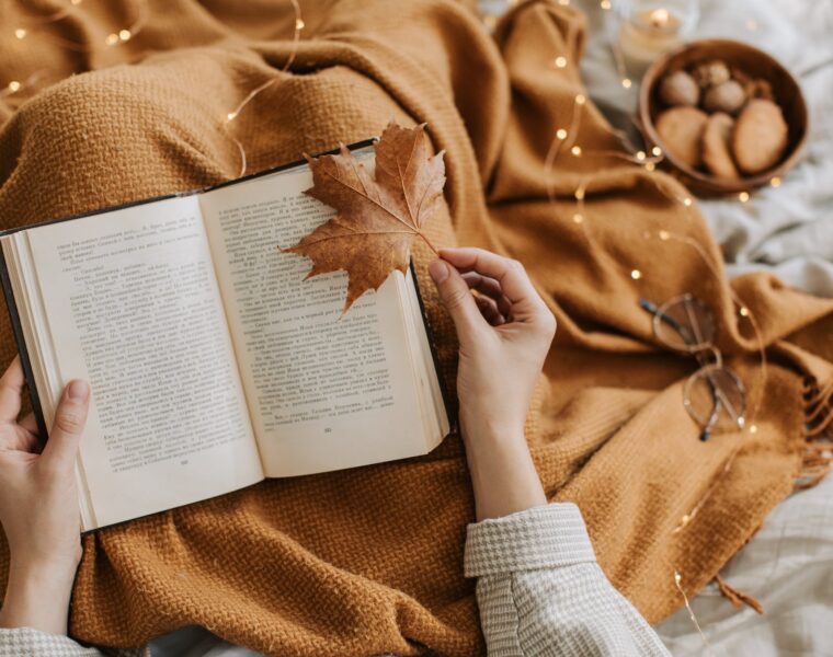 Vladavina Škorpiona Poruka svemira, person reading a book while holding a maple leaf