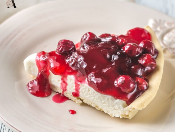 Kolač od sira s vrhnjem i višnjama