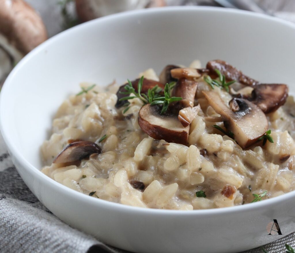 Rižot s grožđem i shiitake gljivama
Rižot s grožđem, shiitake gljivama i pinjolima
Sastojci za 4 osobe:
- 320 g Arborio ili Carnaroli riže
200 g grožđa
50 ml suhog bijelog vina
50 g pinjola
100 g shiitake gljiva
1,5 l povrtnog temeljca
1 žlica naribanog Grana Padana
80 g maslaca
Nekoliko listića majčine dušice
60 ml maslinova ulja
Sol i papar
Priprema:
Na maslinovu ulju prepecite narezane shiitake gljive.
Kad su gljive gotove dodajte rižu i pustite da se zacakli.
Podlijte bijelim vinom i dodajte polovicu grožđa narezanog na pola.
Počnite podlijevati temeljcem uz stalno miješanje.
Zadnjih 5 minuta kuhanja rižota dodajte ostatak grožđa, također narezanog na pola.
Na samom kraju dodajte Grana Padano i maslac.
Posolite I popaprite po želji i sve dobro izmiješajte.
Rižot ne smije biti pregust, tako da slobodno dodajte još malo temeljca na kraju da bude tekuć jer još mora odmoriti 5 minuta, pa će doći na svoje.
Dok se rižot odmara u suhoj tavi ispržite lagano pinjole.
Servirajte rižot i na vrh stavite malo pinjola i nekoliko listića majčine dušice.
Savjet: Ako ne volite shiitake gljive, probajte s nekom drugom vrstom.