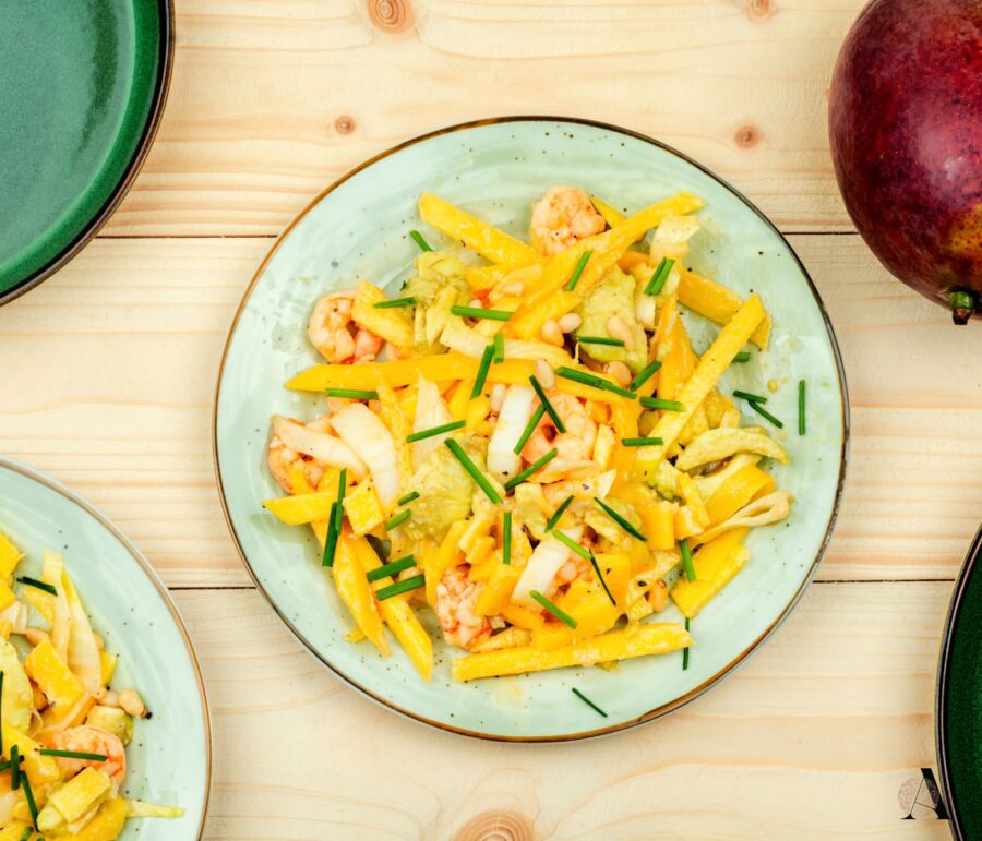 Salata s mangom, kozicama i tjesteninom