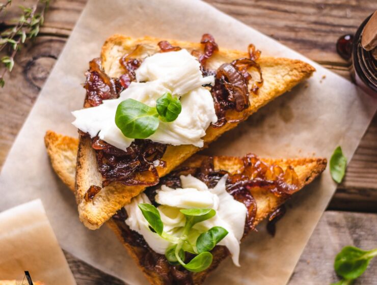 Tost s karameliziranim lukom